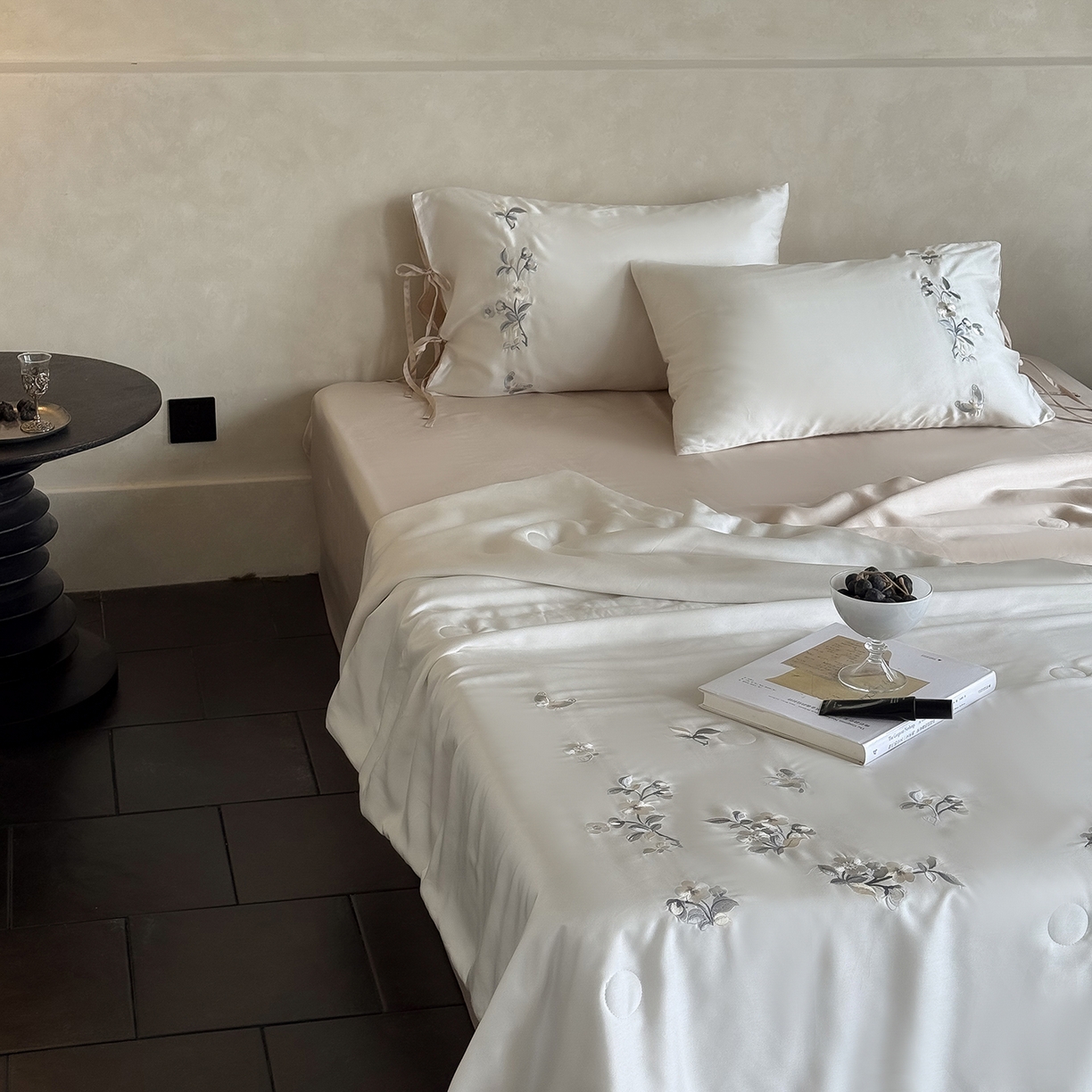 91家纺网 家纺一手货源 找家纺 极简 2026新款天丝绑带小花刺绣夏被夏凉被空调被四件套-花蝶清枝 花蝶清枝-白