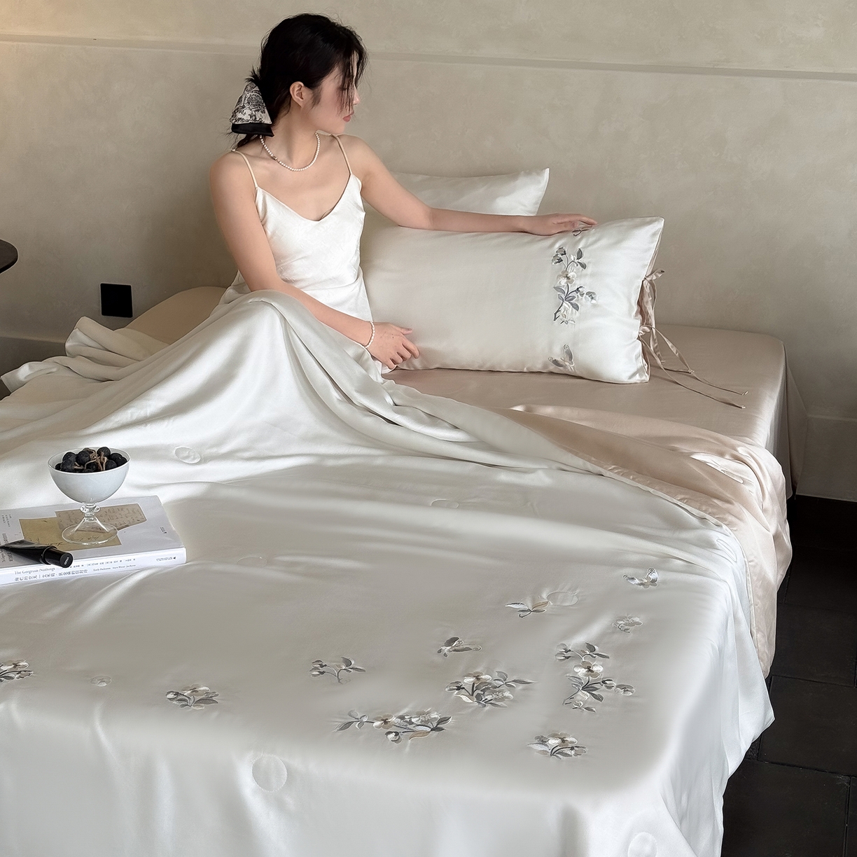 91家纺网 家纺一手货源 找家纺 极简 2026新款天丝绑带小花刺绣夏被夏凉被空调被四件套-花蝶清枝 花蝶清枝-白