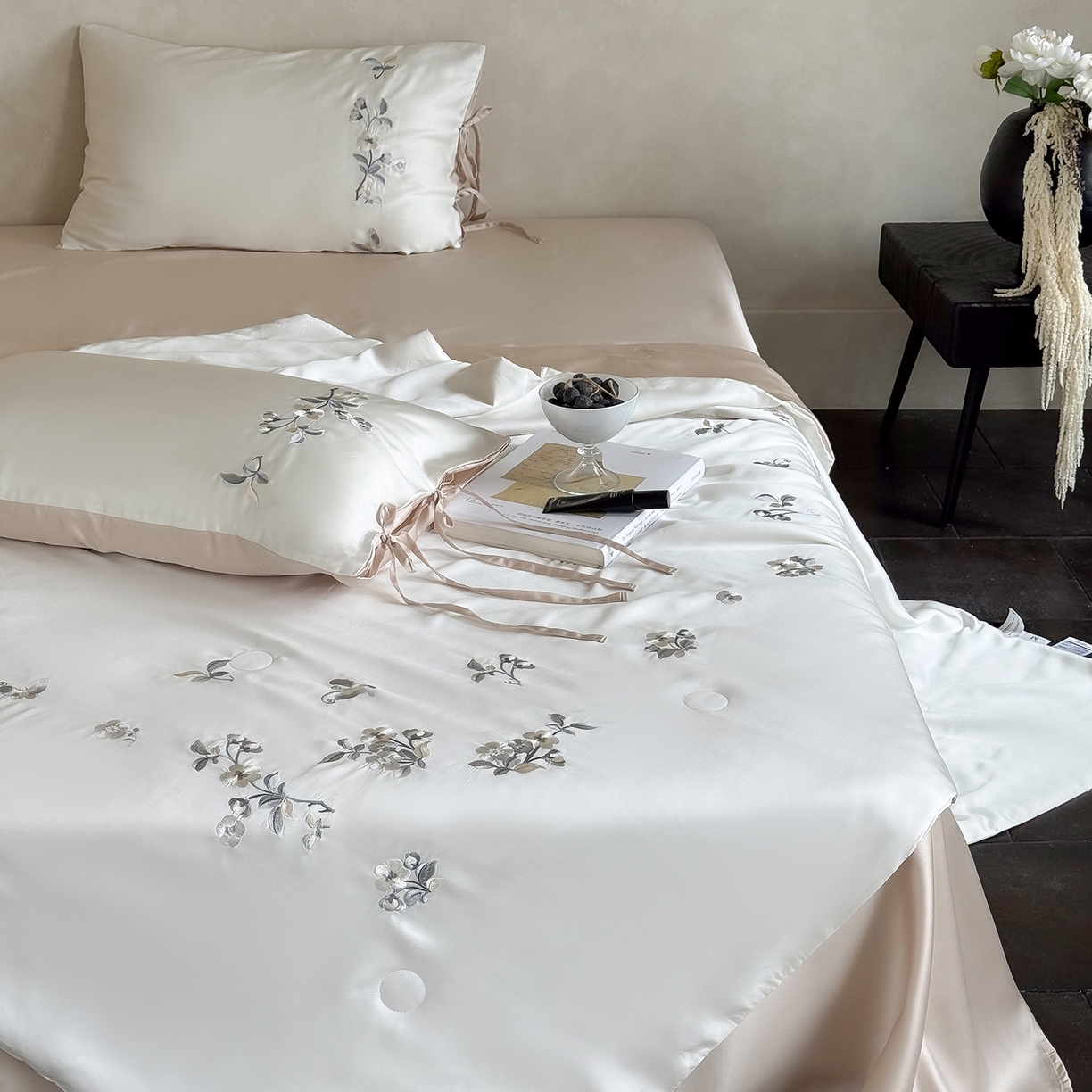 91家纺网 家纺一手货源 找家纺 极简 2026新款天丝绑带小花刺绣夏被夏凉被空调被四件套-花蝶清枝 花蝶清枝-白