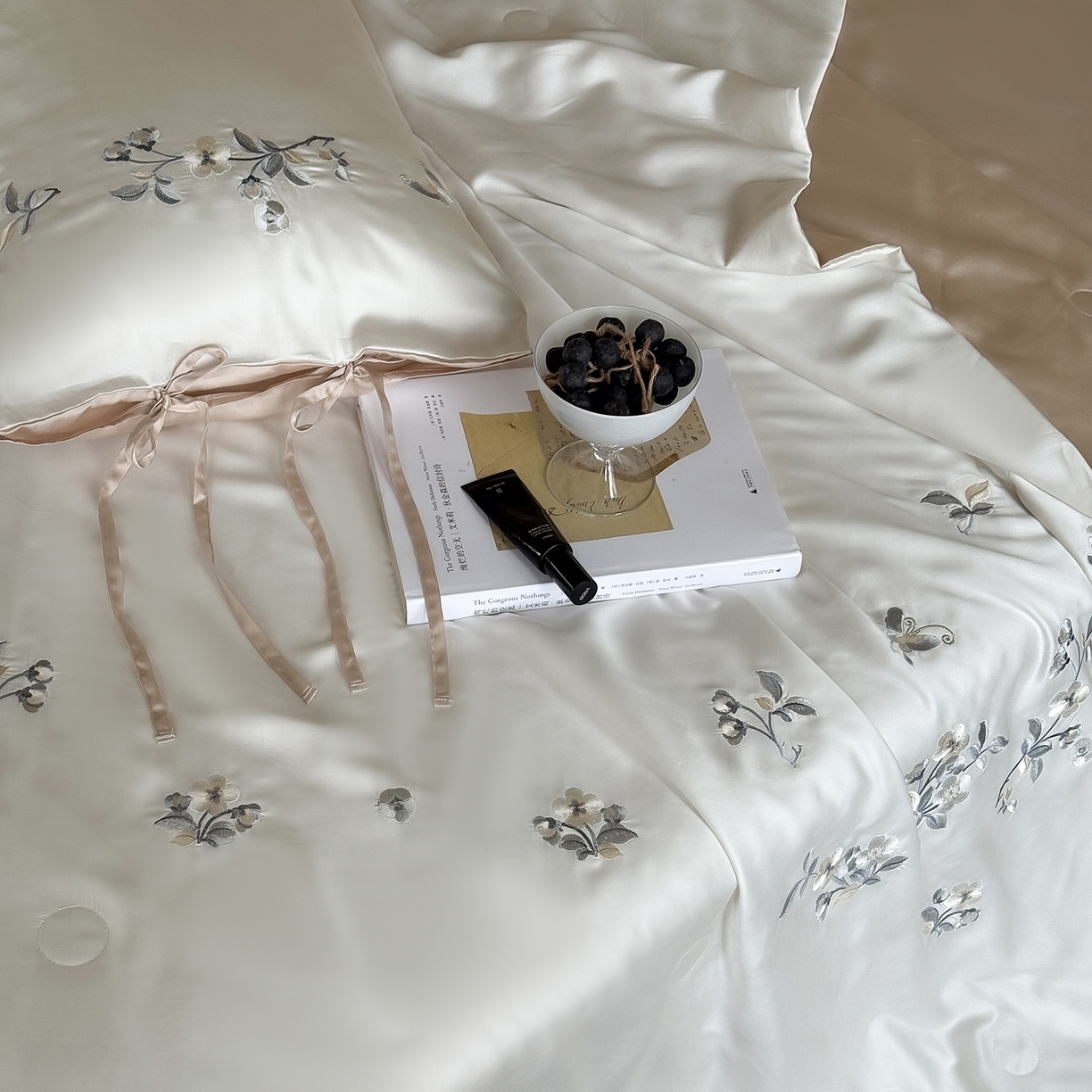 91家纺网 家纺一手货源 找家纺 极简 2026新款天丝绑带小花刺绣夏被夏凉被空调被四件套-花蝶清枝 花蝶清枝-白