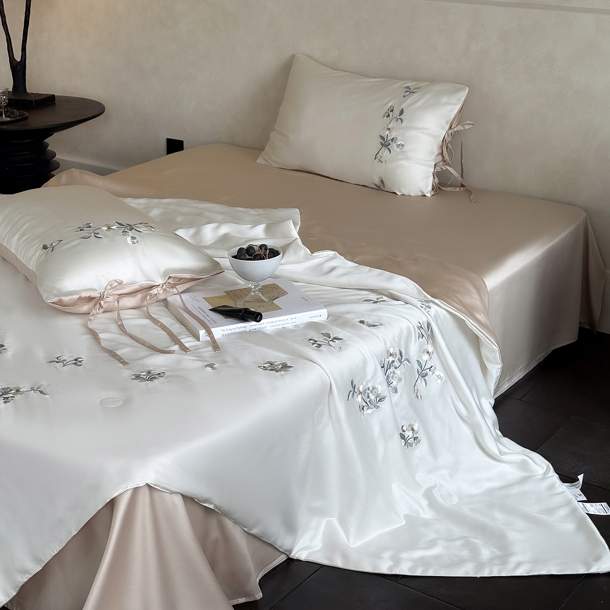 91家纺网 家纺一手货源 找家纺 极简 2026新款天丝绑带小花刺绣夏被夏凉被空调被四件套-花蝶清枝 花蝶清枝-白