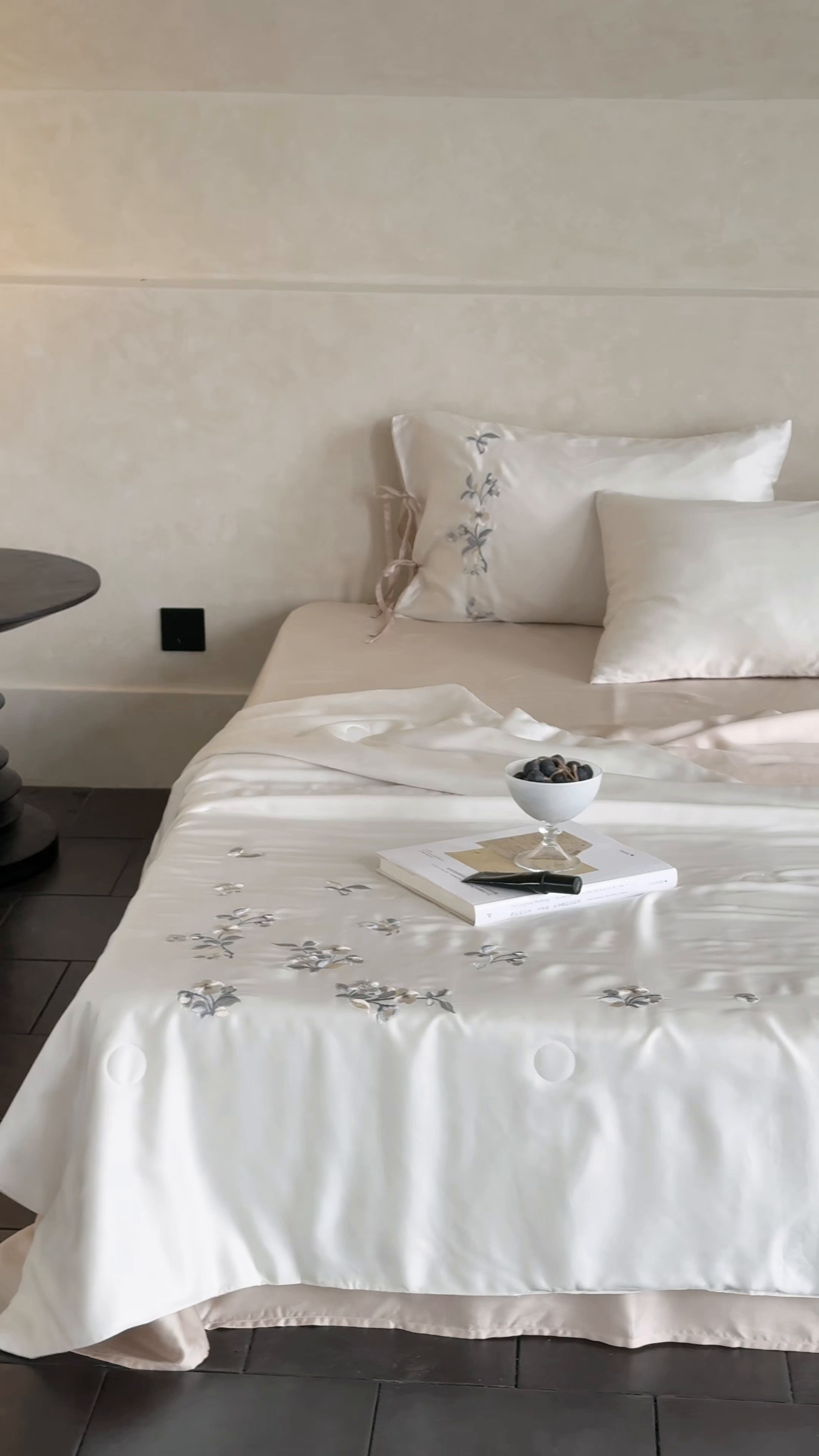 91家纺网 家纺一手货源 找家纺 极简 2026新款天丝绑带小花刺绣夏被夏凉被空调被四件套-花蝶清枝 花蝶清枝-白