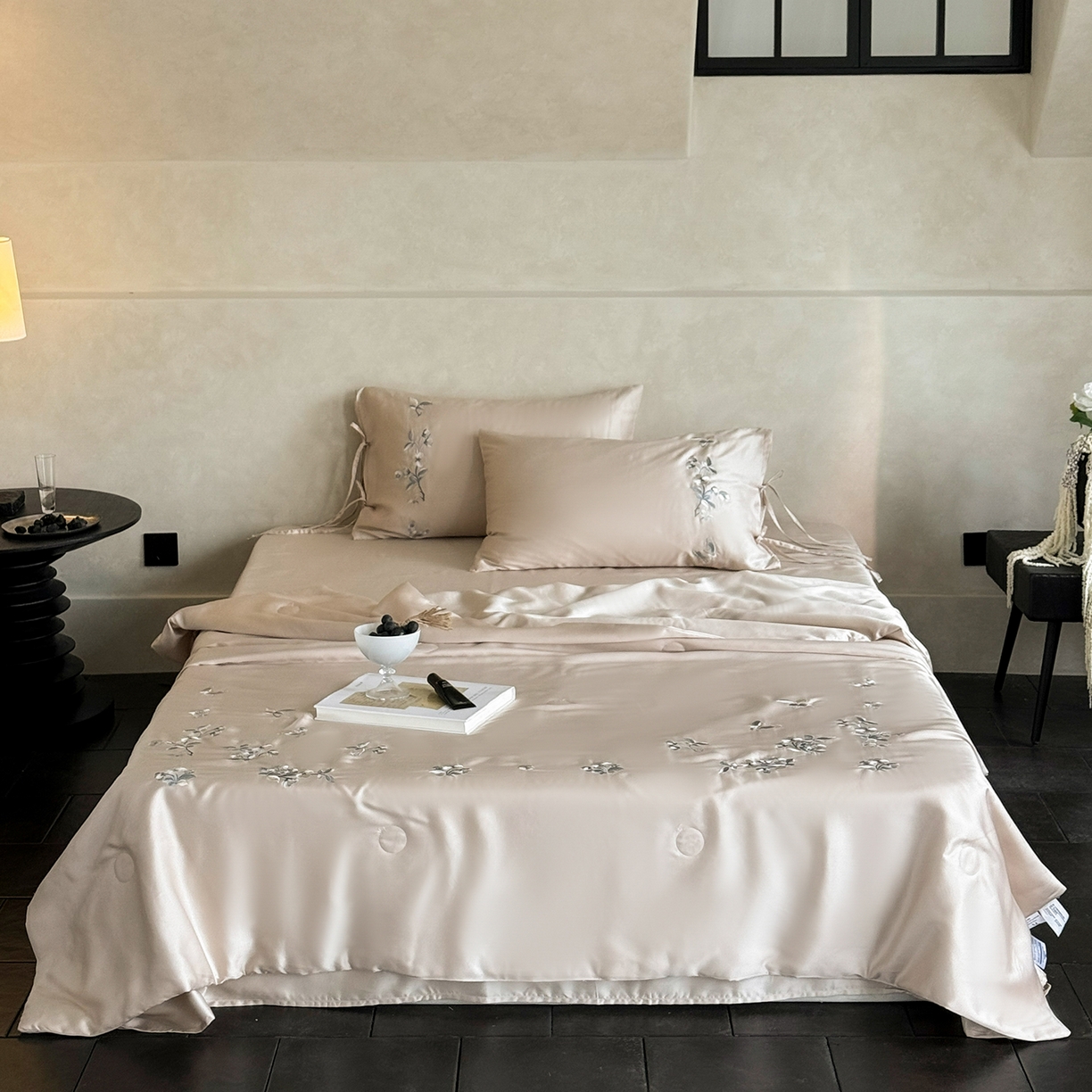 91家纺网 家纺一手货源 找家纺 极简 2026新款天丝绑带小花刺绣夏被夏凉被空调被四件套-花蝶清枝 花蝶清枝-粉