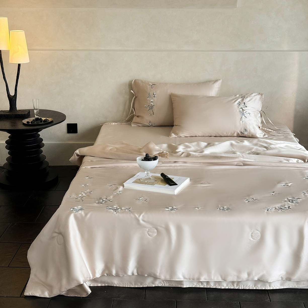 91家纺网 家纺一手货源 找家纺 极简 2026新款天丝绑带小花刺绣夏被夏凉被空调被四件套-花蝶清枝 花蝶清枝-粉