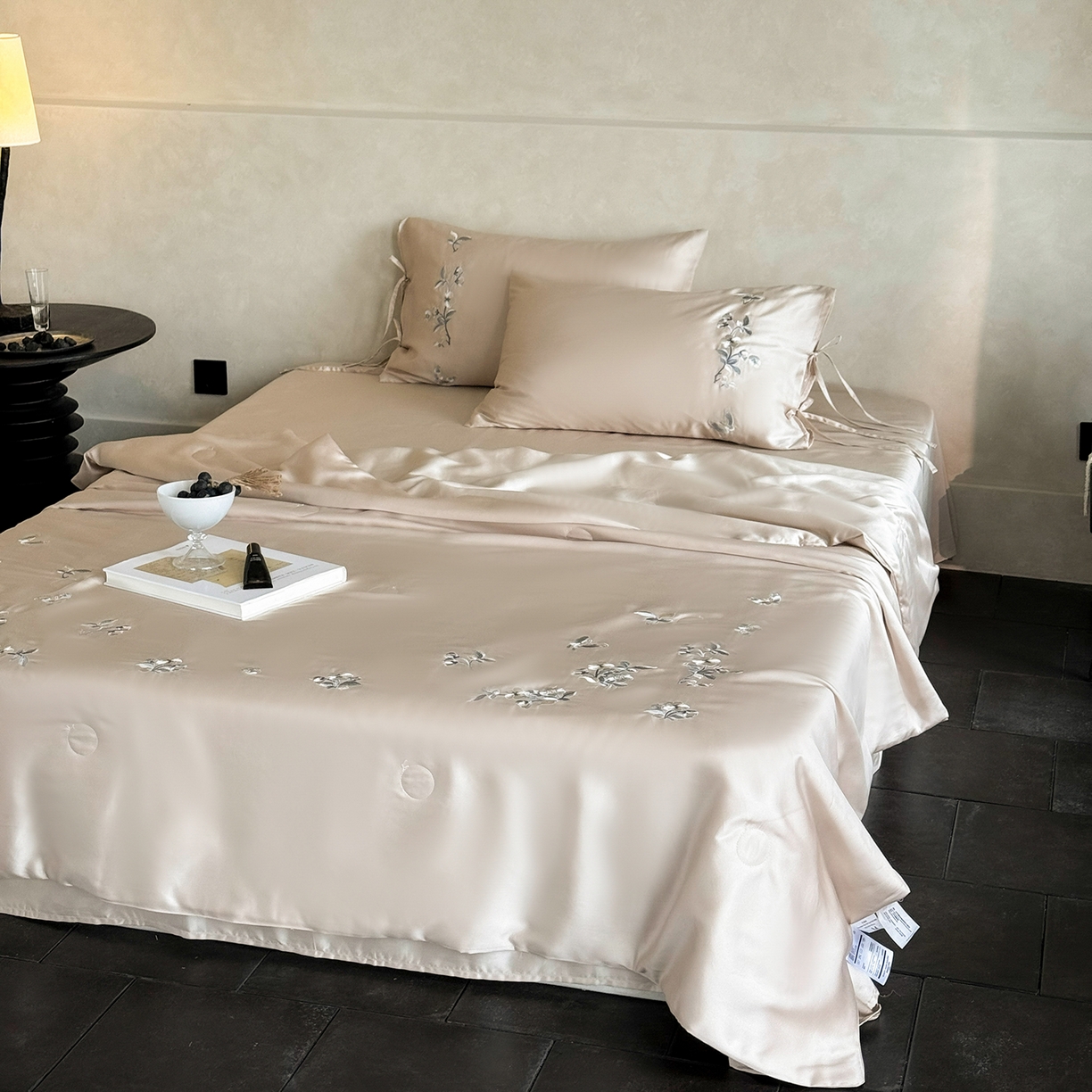 91家纺网 家纺一手货源 找家纺 极简 2026新款天丝绑带小花刺绣夏被夏凉被空调被四件套-花蝶清枝 花蝶清枝-粉