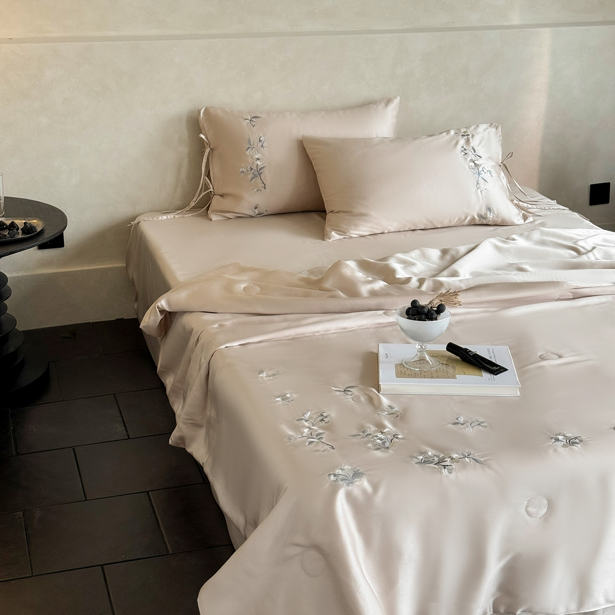 91家纺网 家纺一手货源 找家纺 极简 2026新款天丝绑带小花刺绣夏被夏凉被空调被四件套-花蝶清枝 花蝶清枝-粉