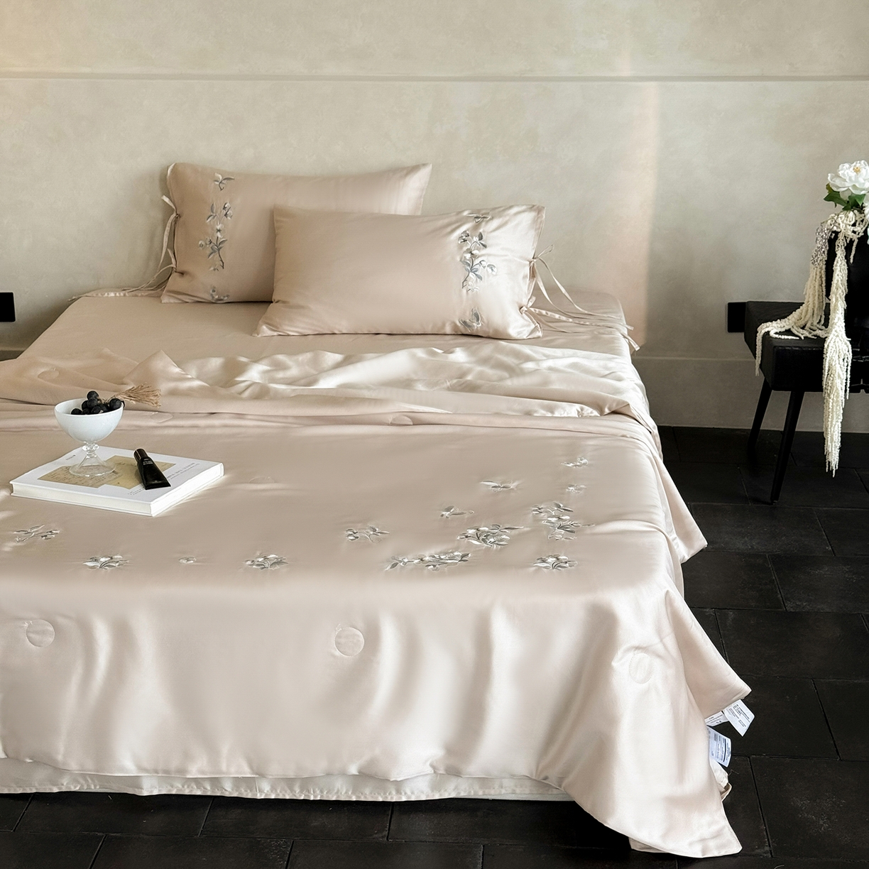 91家纺网 家纺一手货源 找家纺 极简 2026新款天丝绑带小花刺绣夏被夏凉被空调被四件套-花蝶清枝 花蝶清枝-粉