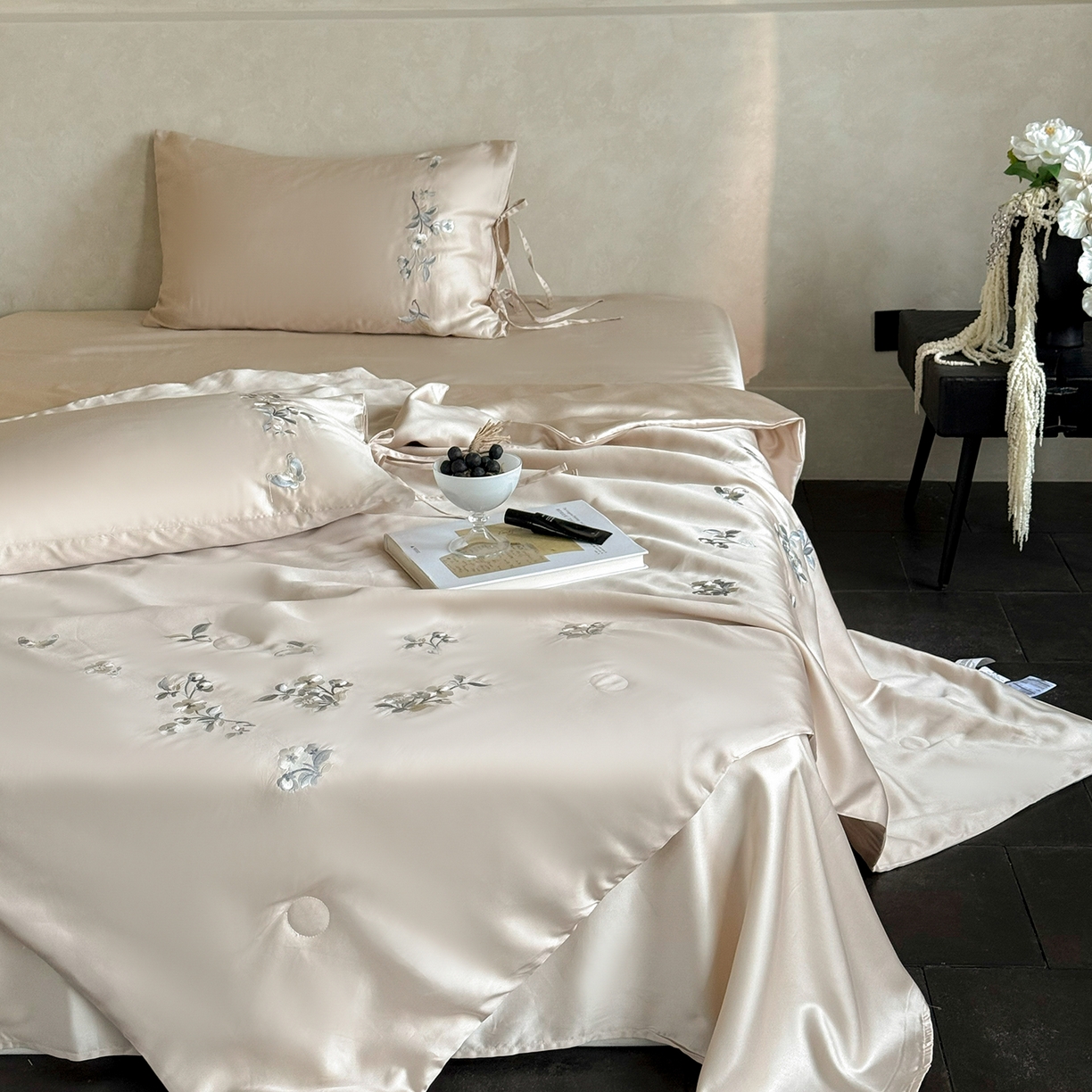 91家纺网 家纺一手货源 找家纺 极简 2026新款天丝绑带小花刺绣夏被夏凉被空调被四件套-花蝶清枝 花蝶清枝-粉