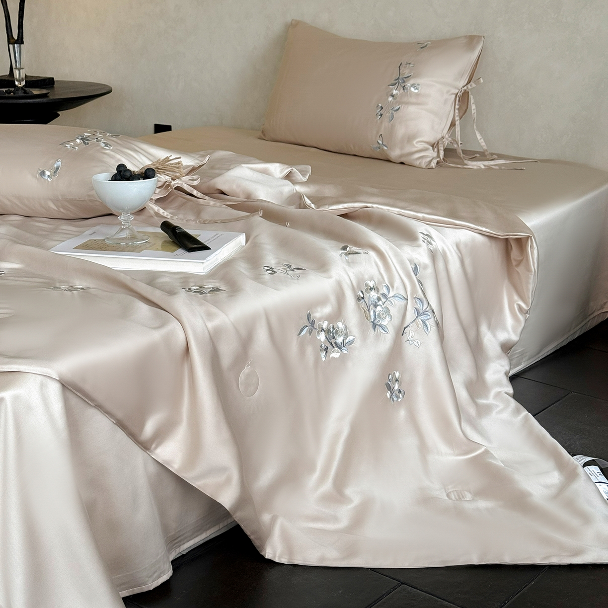 91家纺网 家纺一手货源 找家纺 极简 2026新款天丝绑带小花刺绣夏被夏凉被空调被四件套-花蝶清枝 花蝶清枝-粉