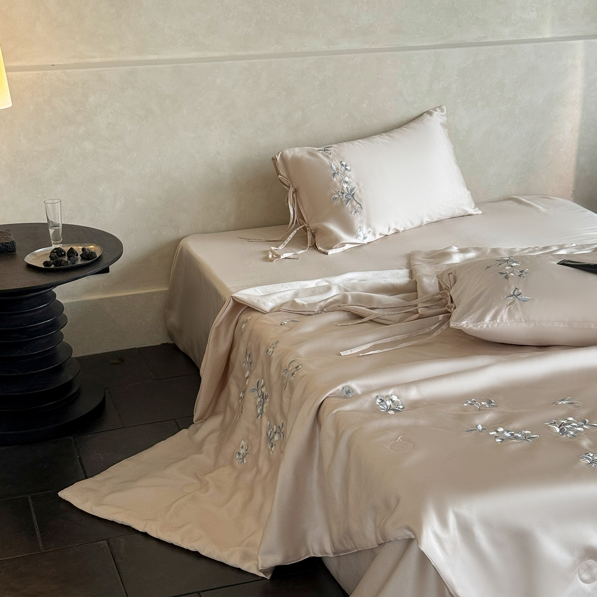 91家纺网 家纺一手货源 找家纺 极简 2026新款天丝绑带小花刺绣夏被夏凉被空调被四件套-花蝶清枝 花蝶清枝-粉