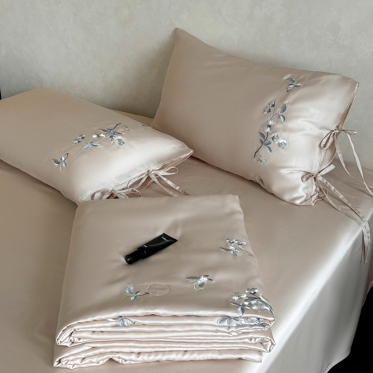 91家纺网 家纺一手货源 找家纺 极简 2026新款天丝绑带小花刺绣夏被夏凉被空调被四件套-花蝶清枝 花蝶清枝-粉