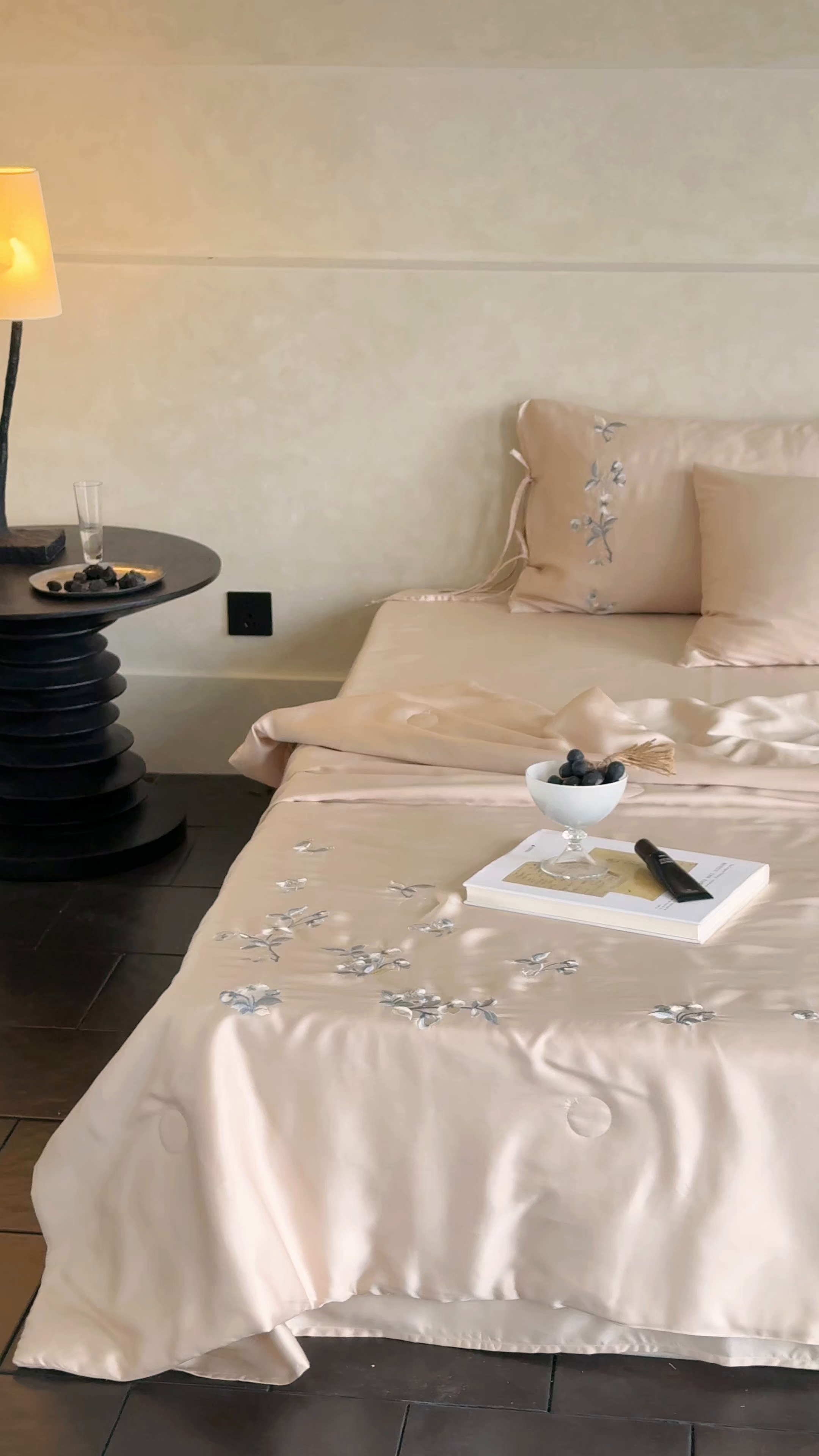 91家纺网 家纺一手货源 找家纺 极简 2026新款天丝绑带小花刺绣夏被夏凉被空调被四件套-花蝶清枝 花蝶清枝-粉