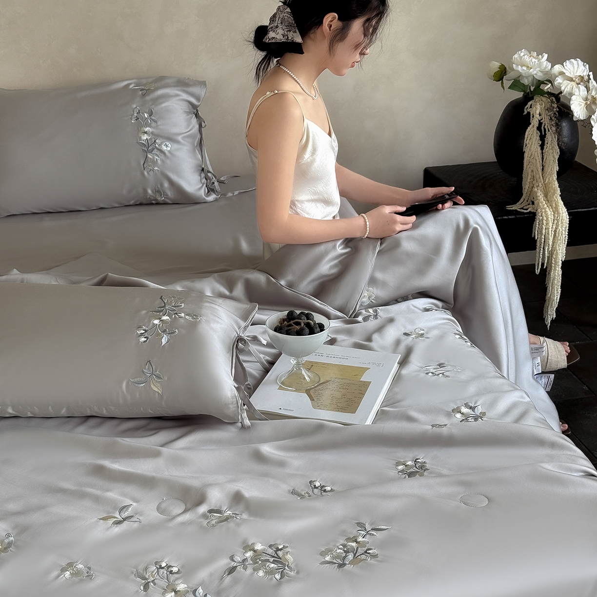 极简 2026新款天丝绑带小花刺绣夏被夏凉被空调被四件套-花蝶清枝 花蝶清枝-灰