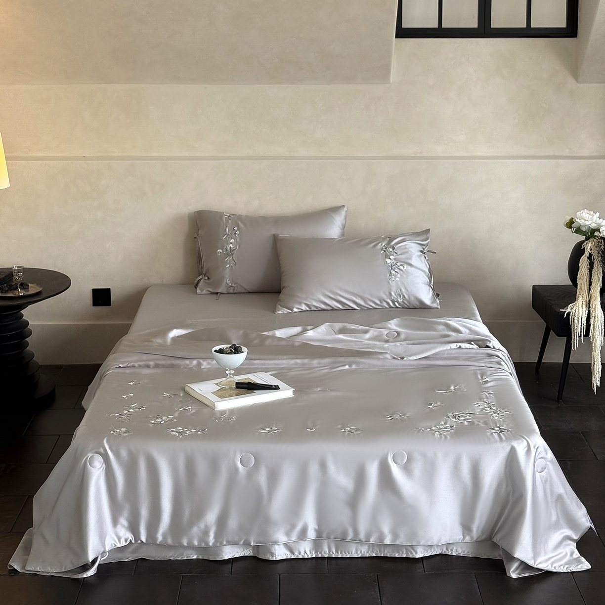 91家纺网 家纺一手货源 找家纺 极简 2026新款天丝绑带小花刺绣夏被夏凉被空调被四件套-花蝶清枝 花蝶清枝-灰