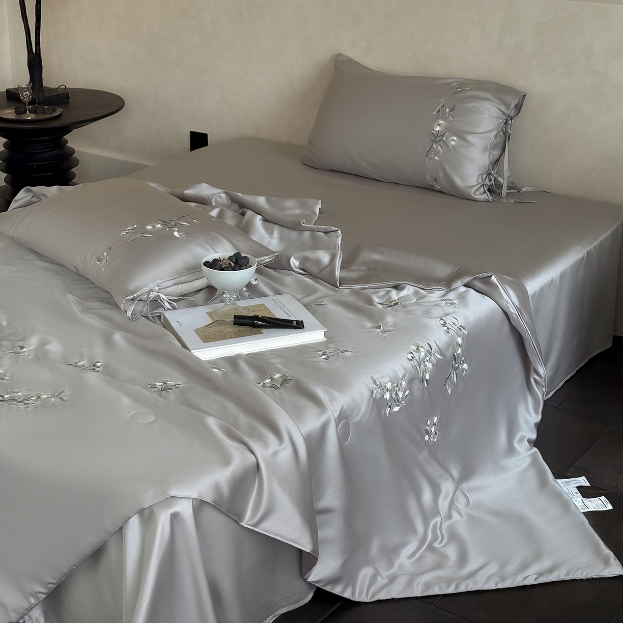 91家纺网 家纺一手货源 找家纺 极简 2026新款天丝绑带小花刺绣夏被夏凉被空调被四件套-花蝶清枝 花蝶清枝-灰