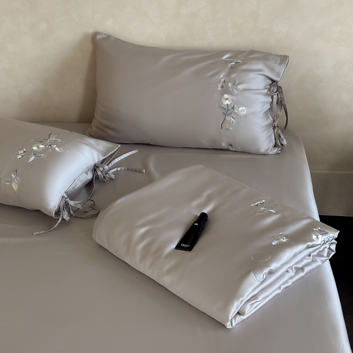 91家纺网 家纺一手货源 找家纺 极简 2026新款天丝绑带小花刺绣夏被夏凉被空调被四件套-花蝶清枝 花蝶清枝-灰