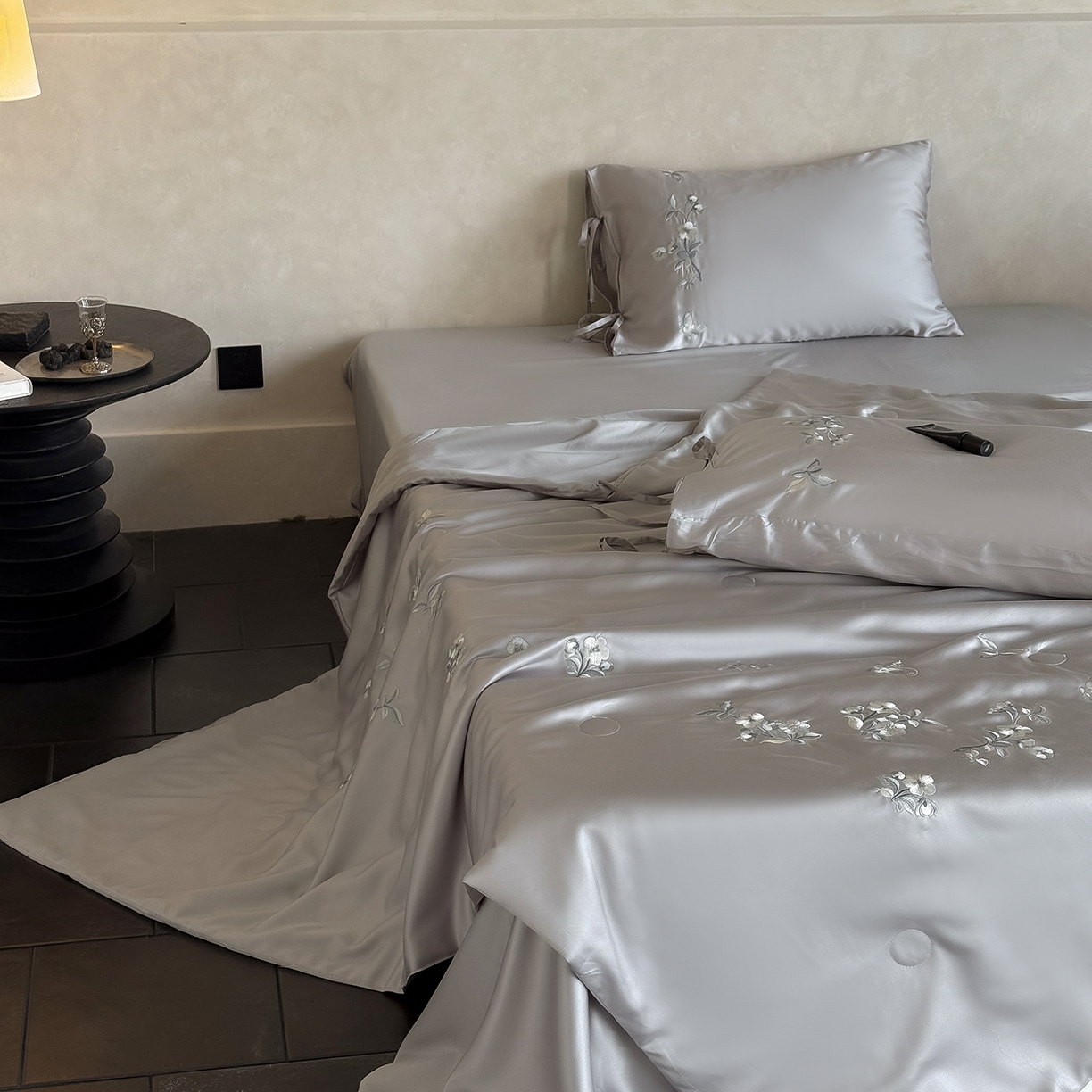 91家纺网 家纺一手货源 找家纺 极简 2026新款天丝绑带小花刺绣夏被夏凉被空调被四件套-花蝶清枝 花蝶清枝-灰