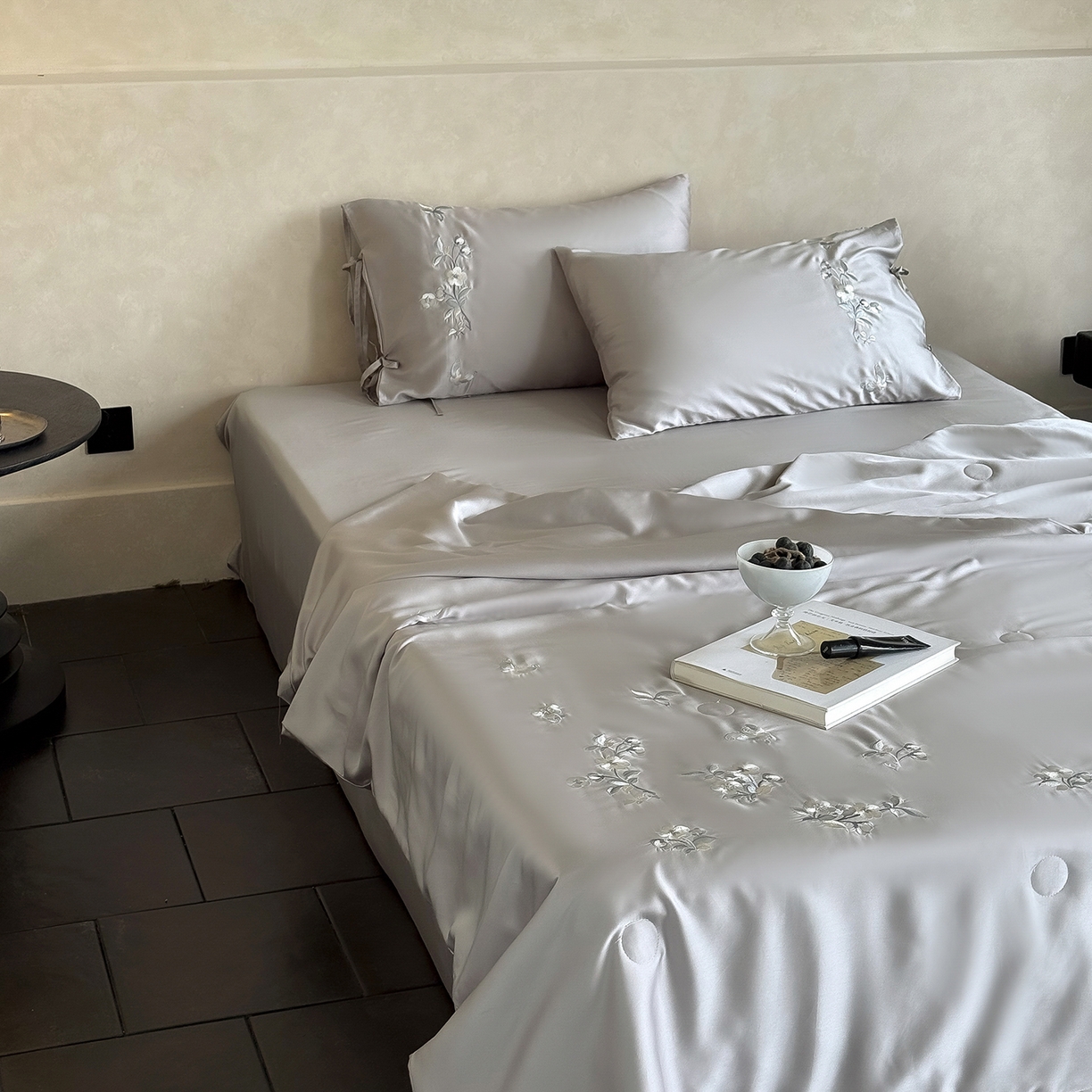 91家纺网 家纺一手货源 找家纺 极简 2026新款天丝绑带小花刺绣夏被夏凉被空调被四件套-花蝶清枝 花蝶清枝-灰