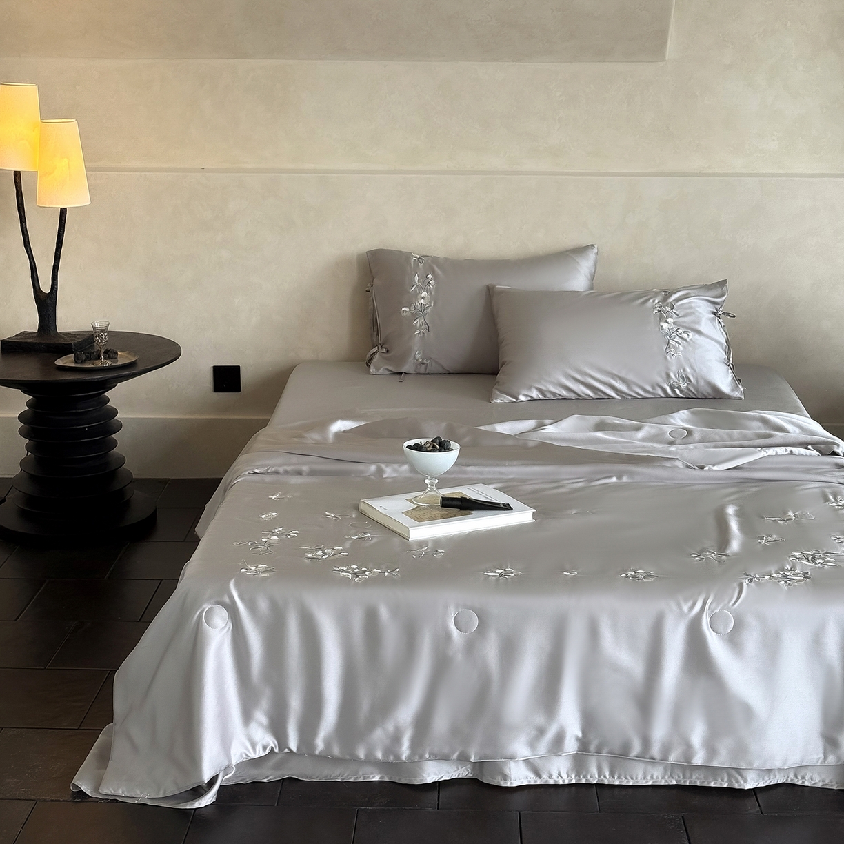 91家纺网 家纺一手货源 找家纺 极简 2026新款天丝绑带小花刺绣夏被夏凉被空调被四件套-花蝶清枝 花蝶清枝-灰