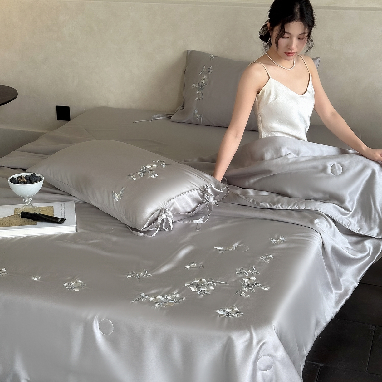 91家纺网 家纺一手货源 找家纺 极简 2026新款天丝绑带小花刺绣夏被夏凉被空调被四件套-花蝶清枝 花蝶清枝-灰