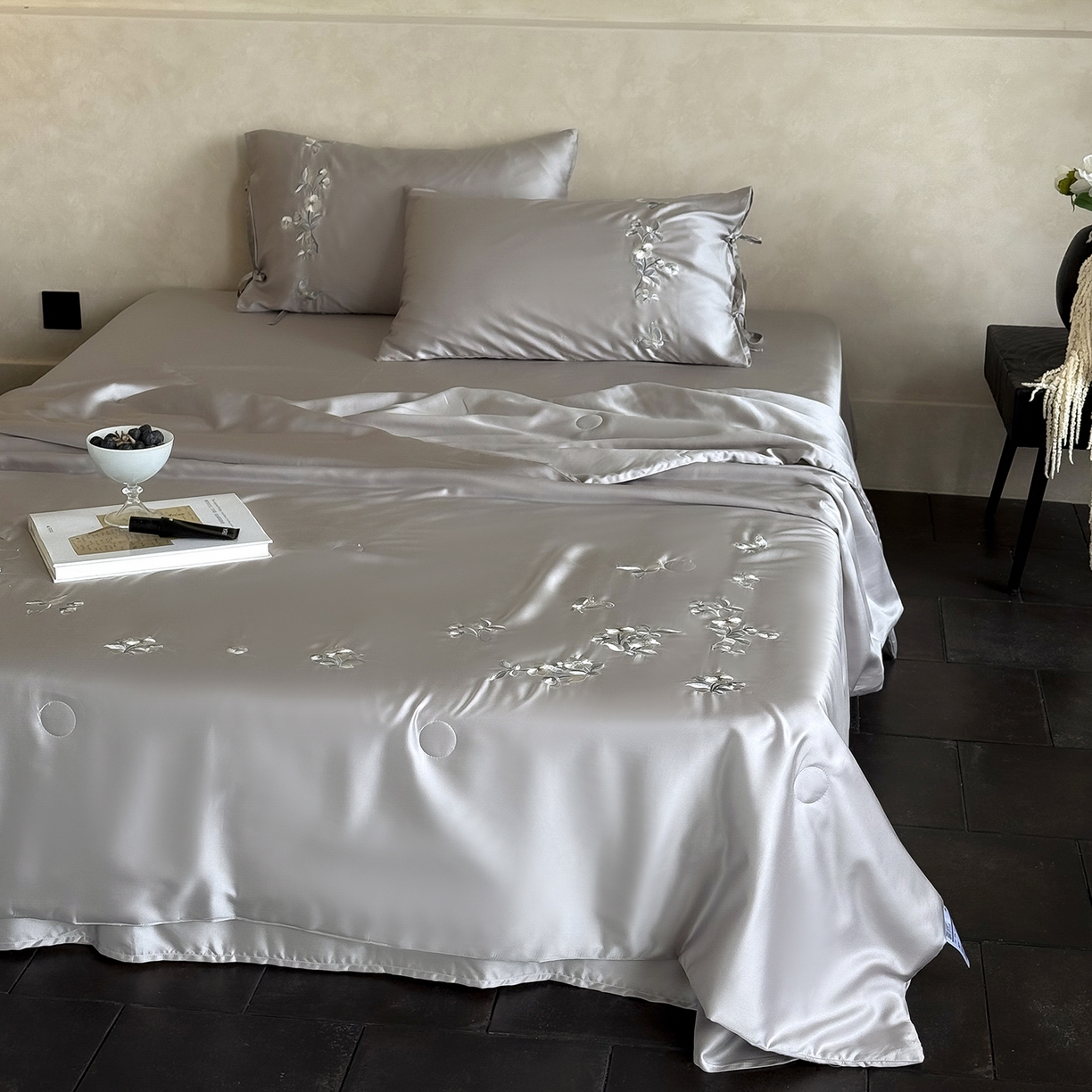 91家纺网 家纺一手货源 找家纺 极简 2026新款天丝绑带小花刺绣夏被夏凉被空调被四件套-花蝶清枝 花蝶清枝-灰