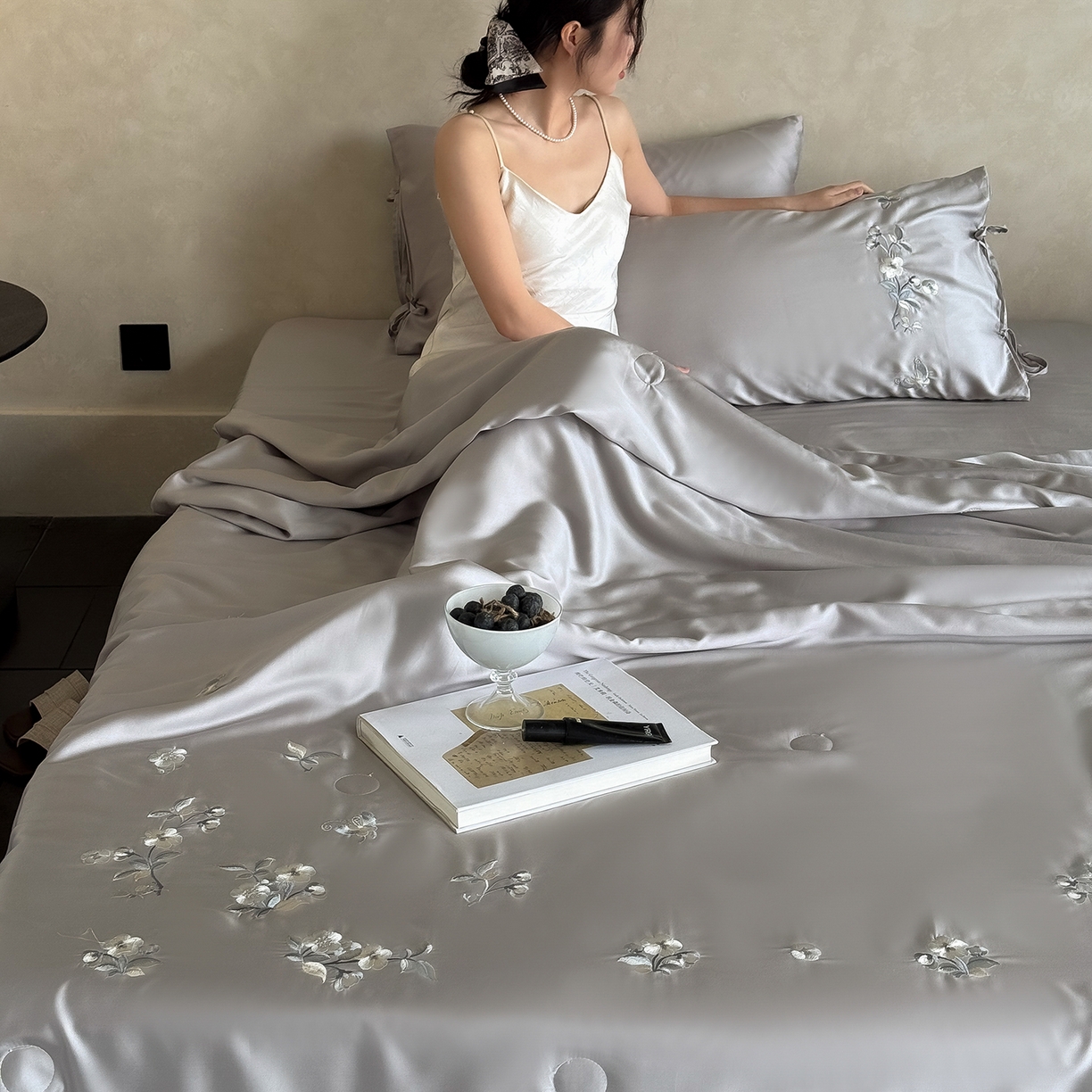 91家纺网 家纺一手货源 找家纺 极简 2026新款天丝绑带小花刺绣夏被夏凉被空调被四件套-花蝶清枝 花蝶清枝-灰