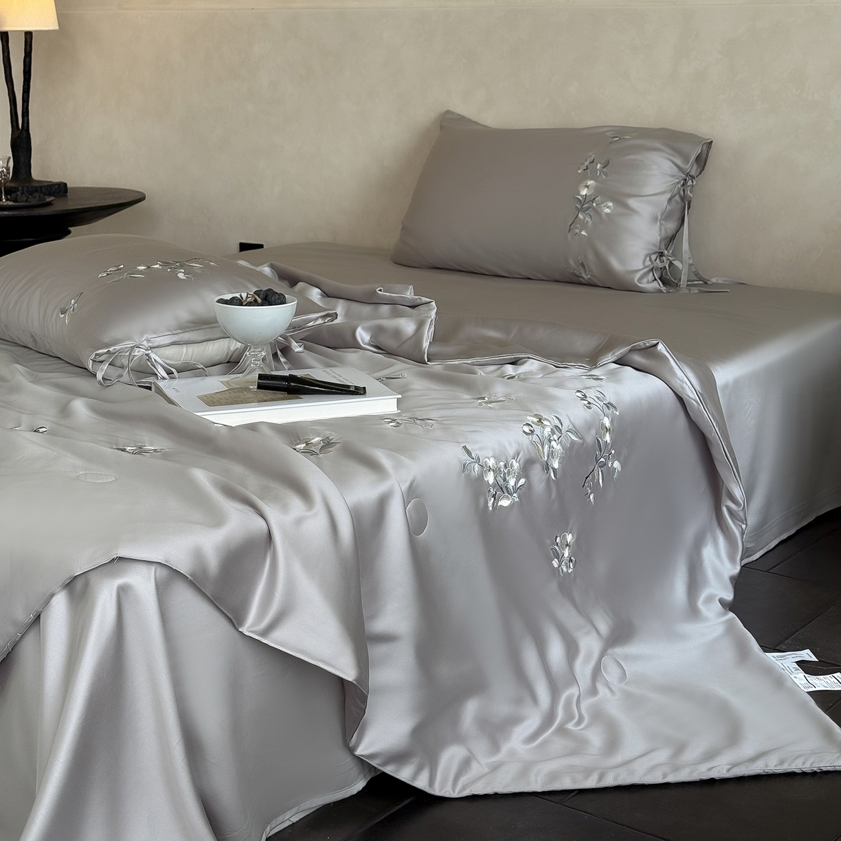 91家纺网 家纺一手货源 找家纺 极简 2026新款天丝绑带小花刺绣夏被夏凉被空调被四件套-花蝶清枝 花蝶清枝-灰