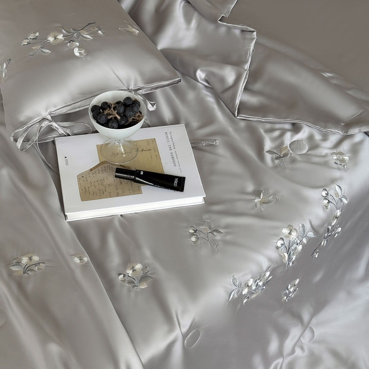 91家纺网 家纺一手货源 找家纺 极简 2026新款天丝绑带小花刺绣夏被夏凉被空调被四件套-花蝶清枝 花蝶清枝-灰