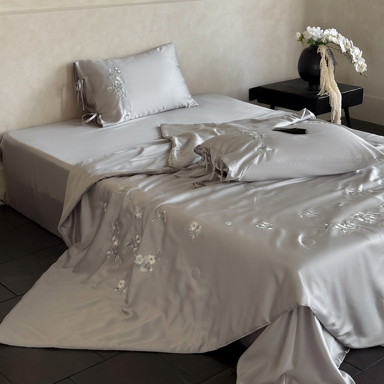 91家纺网 家纺一手货源 找家纺 极简 2026新款天丝绑带小花刺绣夏被夏凉被空调被四件套-花蝶清枝 花蝶清枝-灰