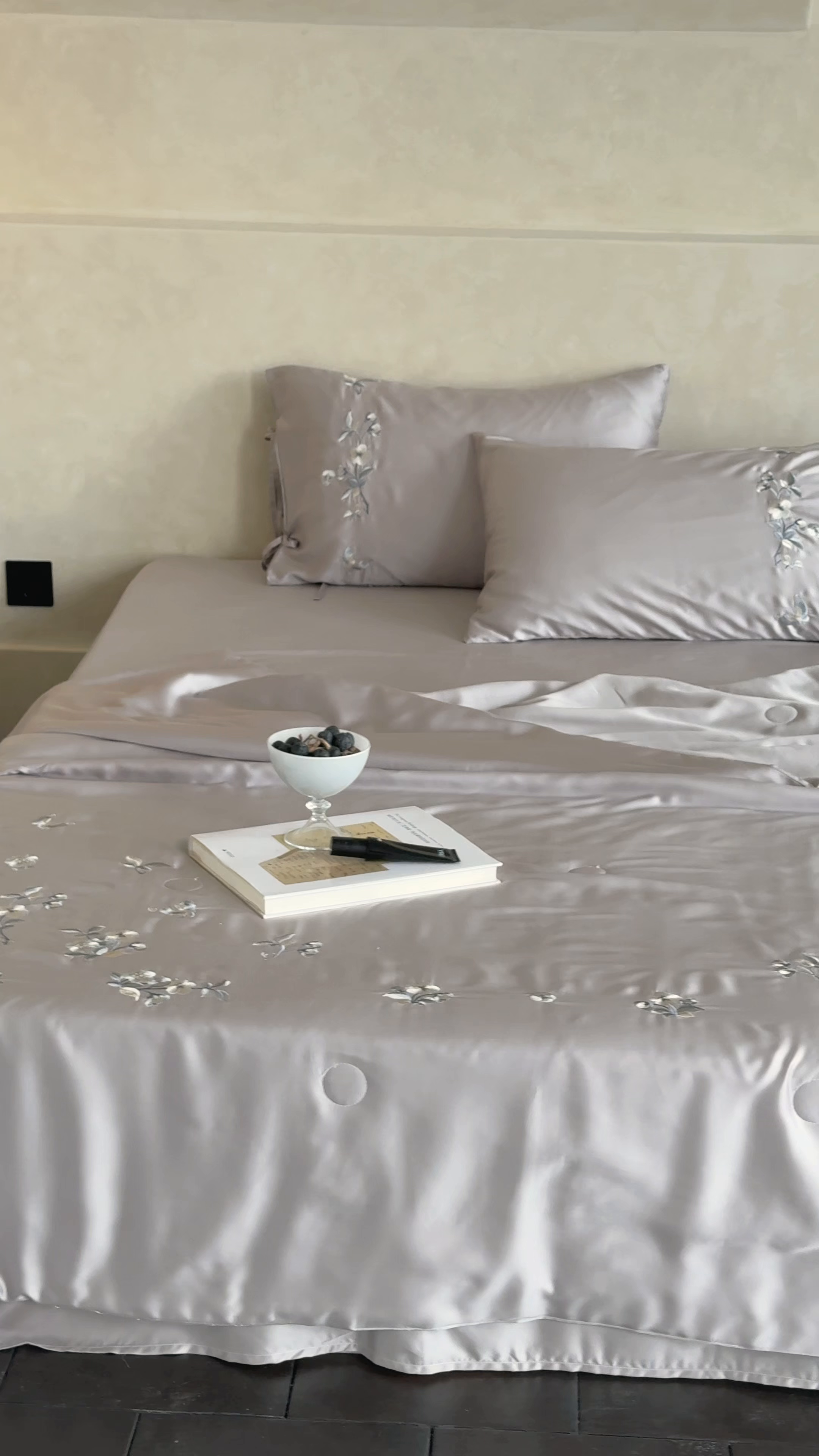 91家纺网 家纺一手货源 找家纺 极简 2026新款天丝绑带小花刺绣夏被夏凉被空调被四件套-花蝶清枝 花蝶清枝-灰