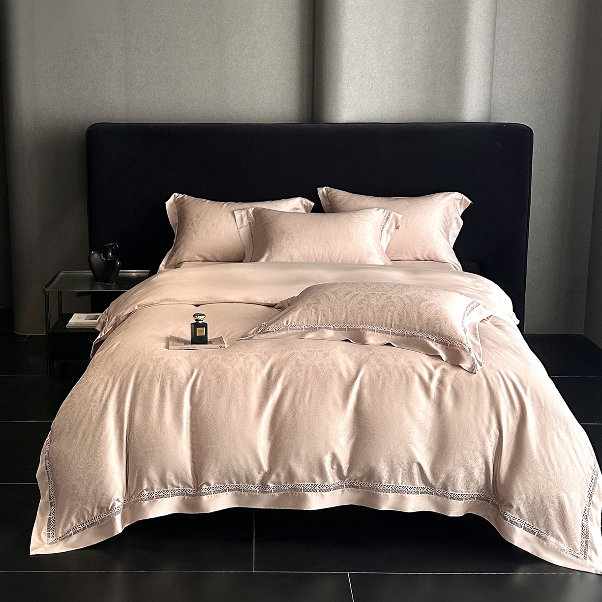 南通朵美纺织品有限公司 2026新款100支天丝镂空提花斐庭系列四件套 斐庭（粉玉）