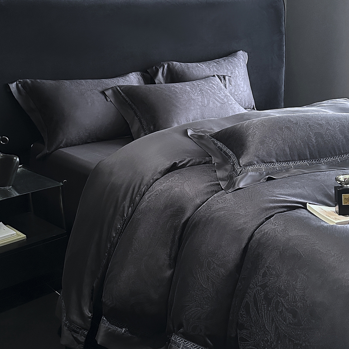 91家纺网 家纺一手货源 找家纺 南通朵美纺织品有限公司 2026新款100支天丝镂空提花斐庭系列四件套 斐庭（黑灰）