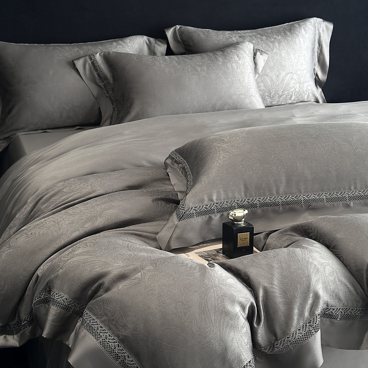 91家纺网 家纺一手货源 找家纺 南通朵美纺织品有限公司 2026新款100支天丝镂空提花斐庭系列四件套 斐庭（浅灰）