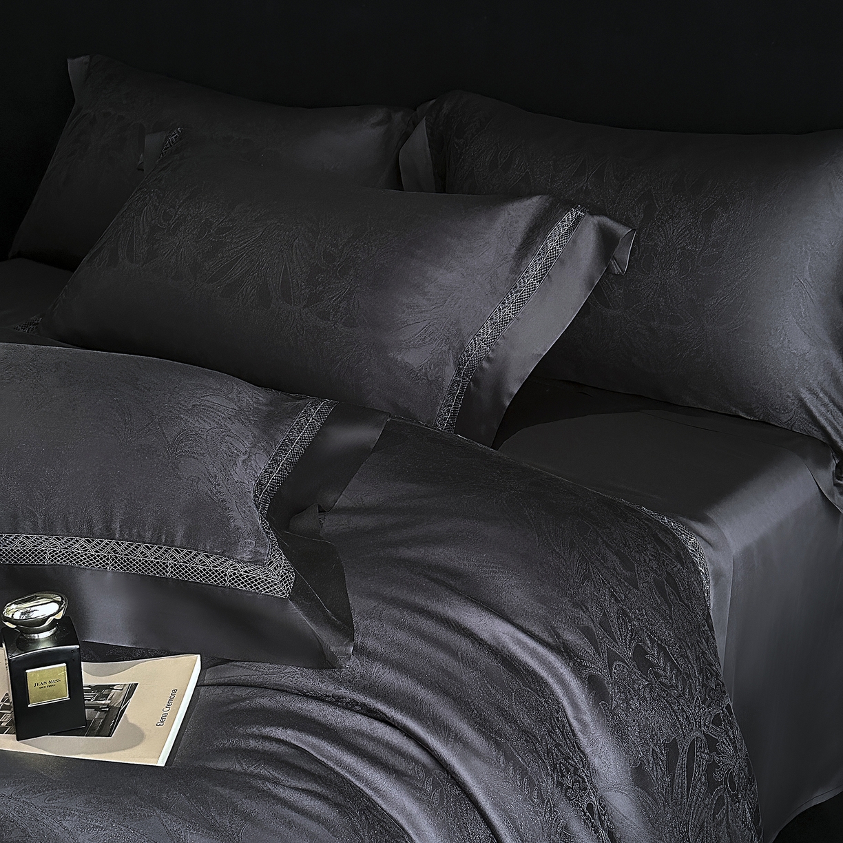 91家纺网 家纺一手货源 找家纺 南通朵美纺织品有限公司 2026新款100支天丝镂空提花斐庭系列四件套 斐庭（黑灰）