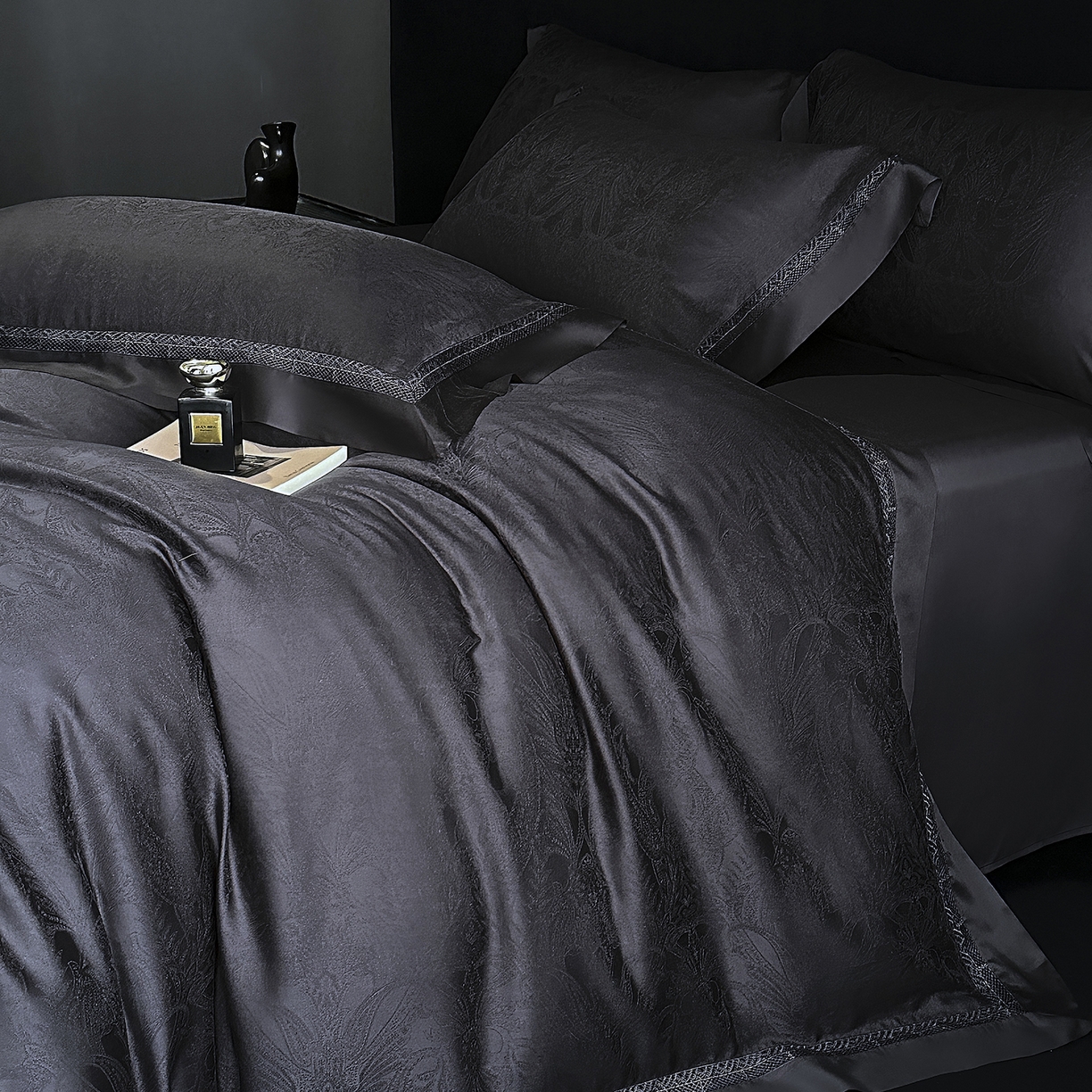 91家纺网 家纺一手货源 找家纺 南通朵美纺织品有限公司 2026新款100支天丝镂空提花斐庭系列四件套 斐庭（黑灰）