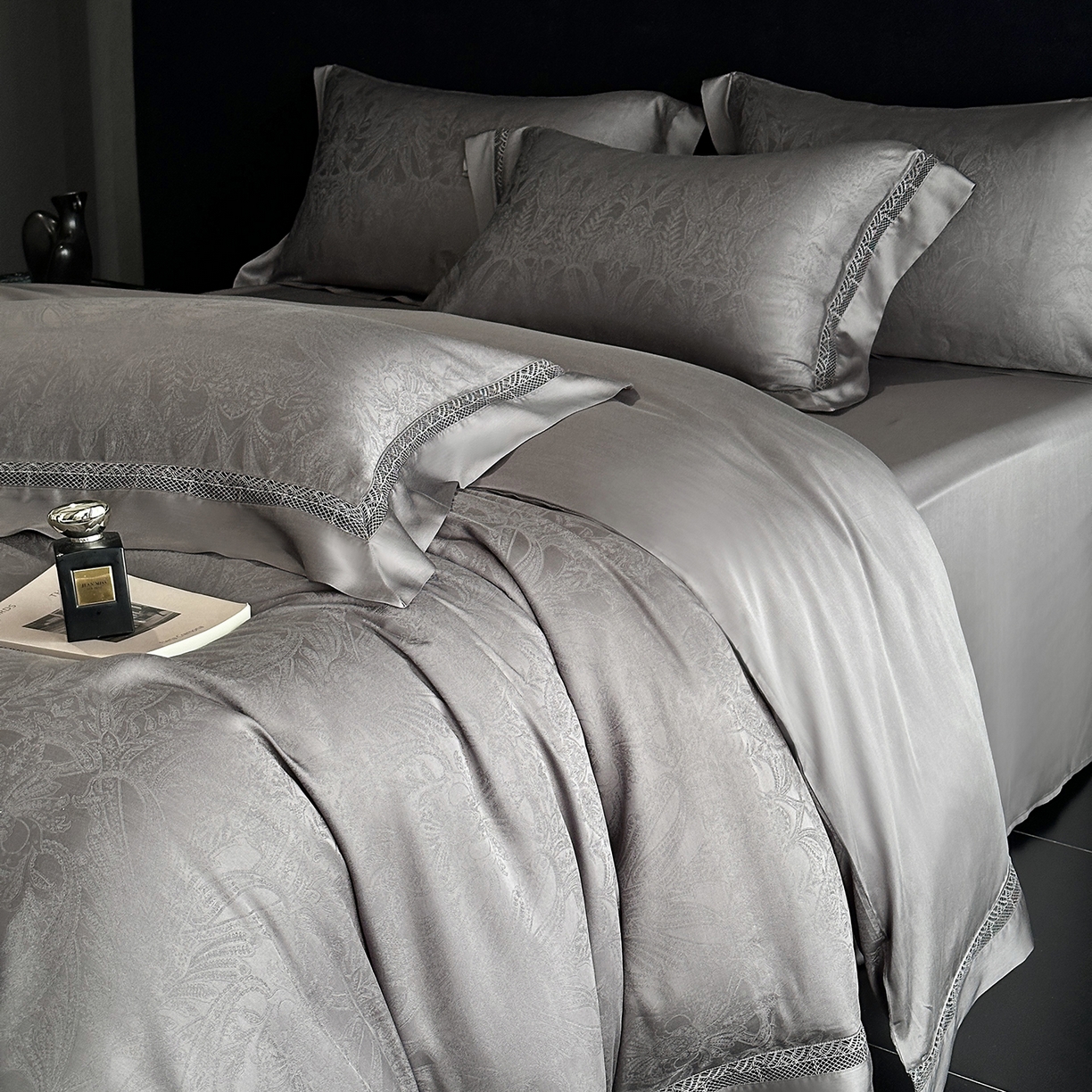 91家纺网 家纺一手货源 找家纺 南通朵美纺织品有限公司 2026新款100支天丝镂空提花斐庭系列四件套 斐庭（浅灰）