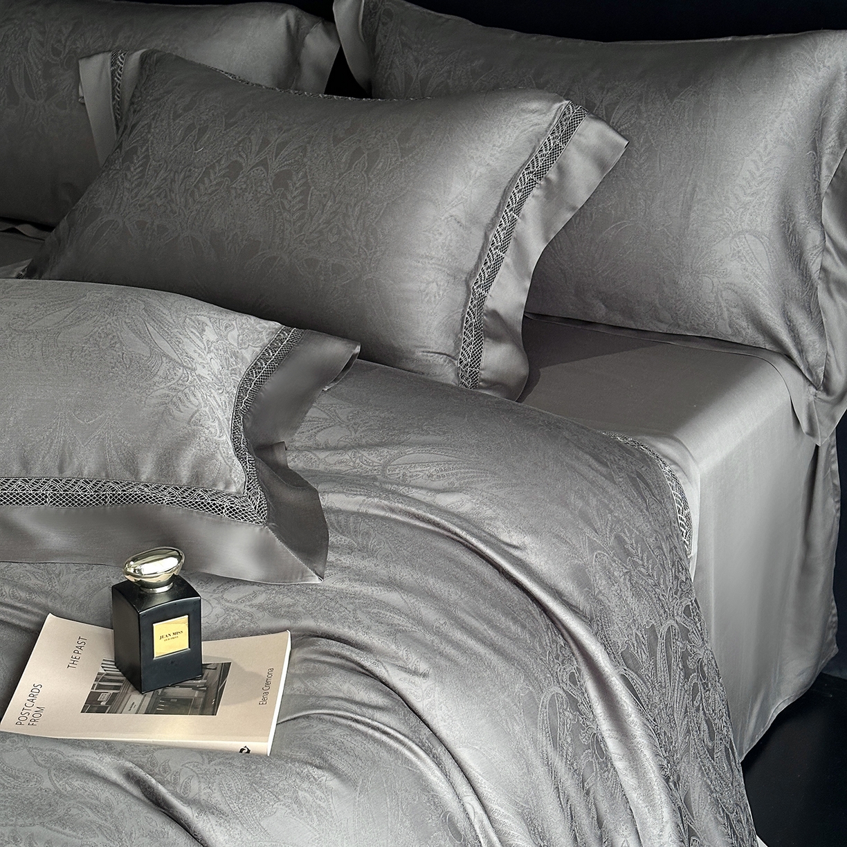 91家纺网 家纺一手货源 找家纺 南通朵美纺织品有限公司 2026新款100支天丝镂空提花斐庭系列四件套 斐庭（浅灰）