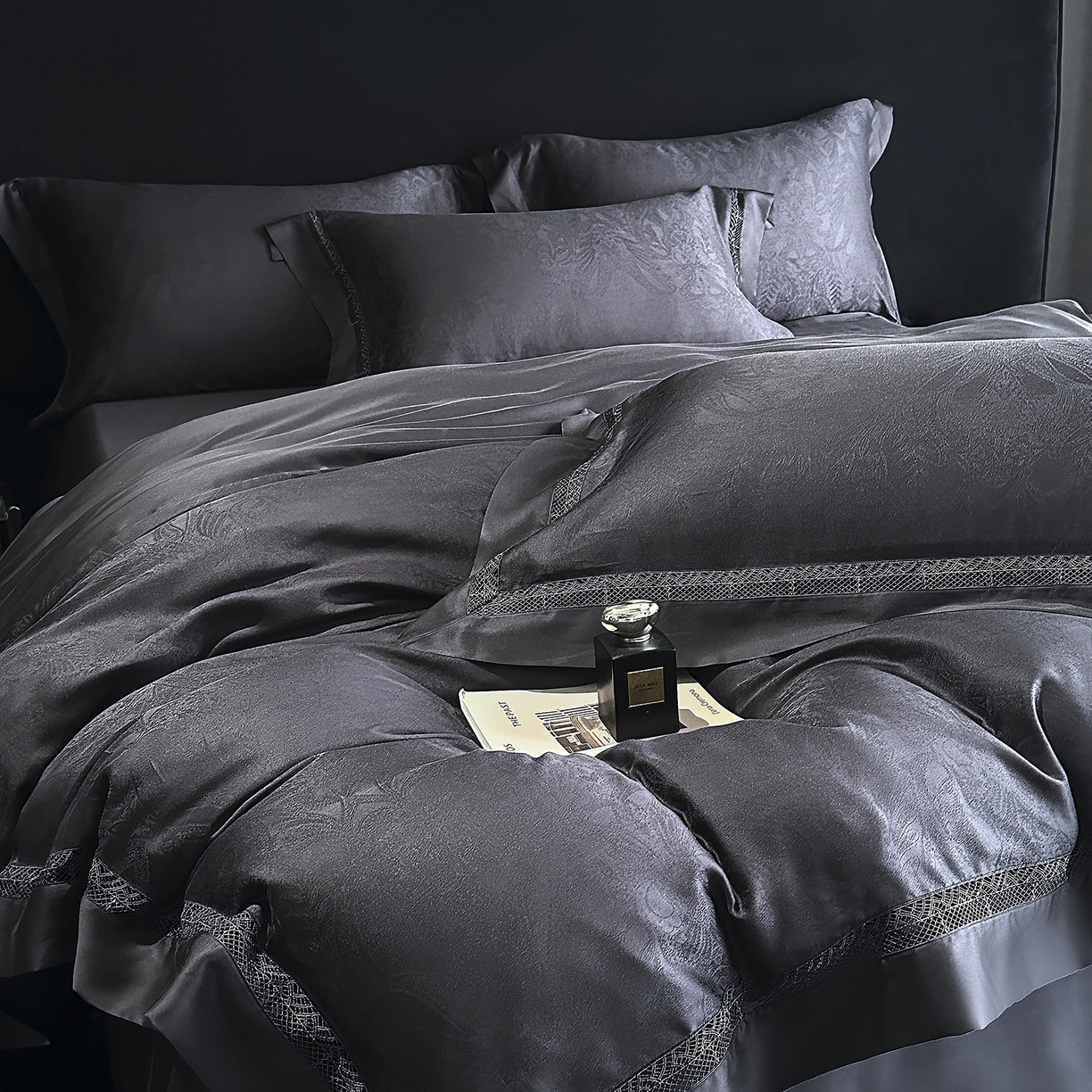 91家纺网 家纺一手货源 找家纺 南通朵美纺织品有限公司 2026新款100支天丝镂空提花斐庭系列四件套 斐庭（黑灰）