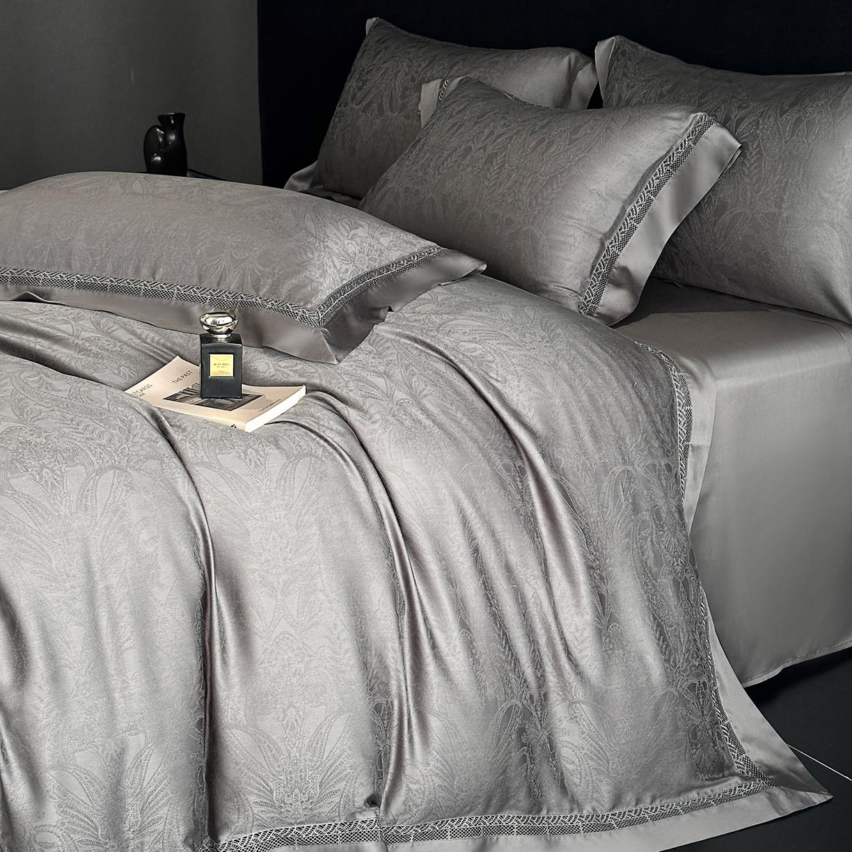 91家纺网 家纺一手货源 找家纺 南通朵美纺织品有限公司 2026新款100支天丝镂空提花斐庭系列四件套 斐庭（浅灰）