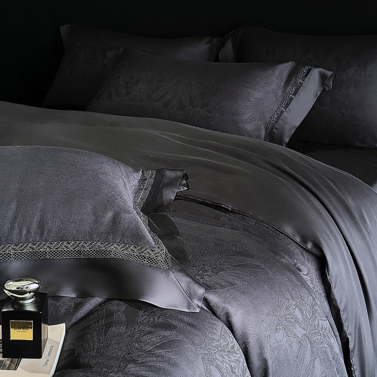 91家纺网 家纺一手货源 找家纺 南通朵美纺织品有限公司 2026新款100支天丝镂空提花斐庭系列四件套 斐庭（黑灰）