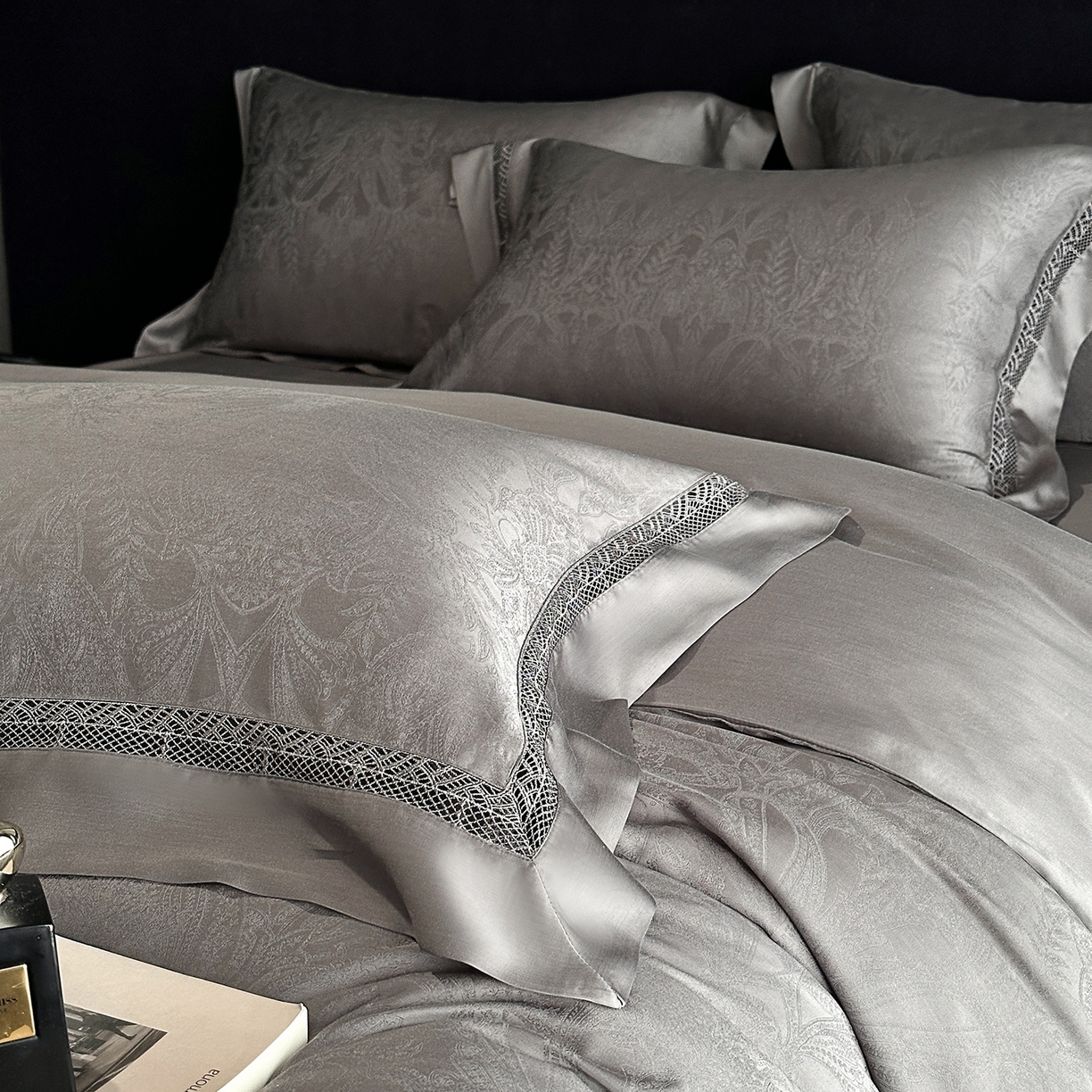 91家纺网 家纺一手货源 找家纺 南通朵美纺织品有限公司 2026新款100支天丝镂空提花斐庭系列四件套 斐庭（浅灰）