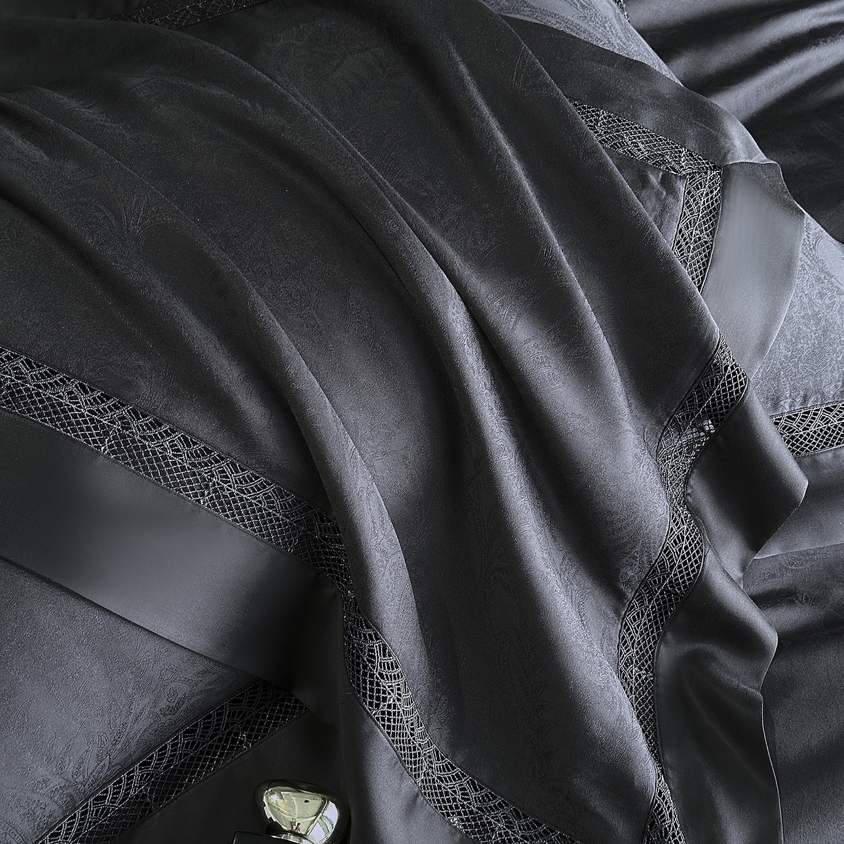 91家纺网 家纺一手货源 找家纺 南通朵美纺织品有限公司 2026新款100支天丝镂空提花斐庭系列四件套 斐庭（黑灰）