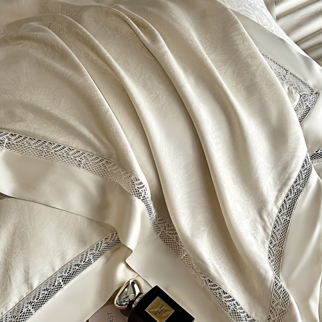 91家纺网 家纺一手货源 找家纺 南通朵美纺织品有限公司 2026新款100支天丝镂空提花斐庭系列四件套 斐庭（米白）