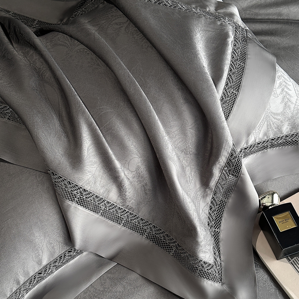 91家纺网 家纺一手货源 找家纺 南通朵美纺织品有限公司 2026新款100支天丝镂空提花斐庭系列四件套 斐庭（浅灰）