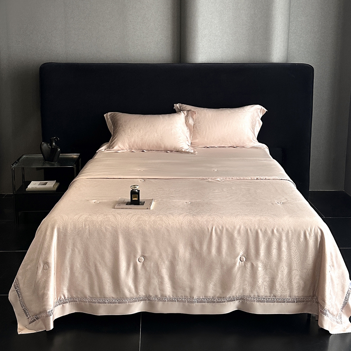 91家纺网 家纺一手货源 找家纺 南通朵美纺织品有限公司 2026新款100支天丝镂空提花斐庭系列夏被四件套 斐庭（粉玉）