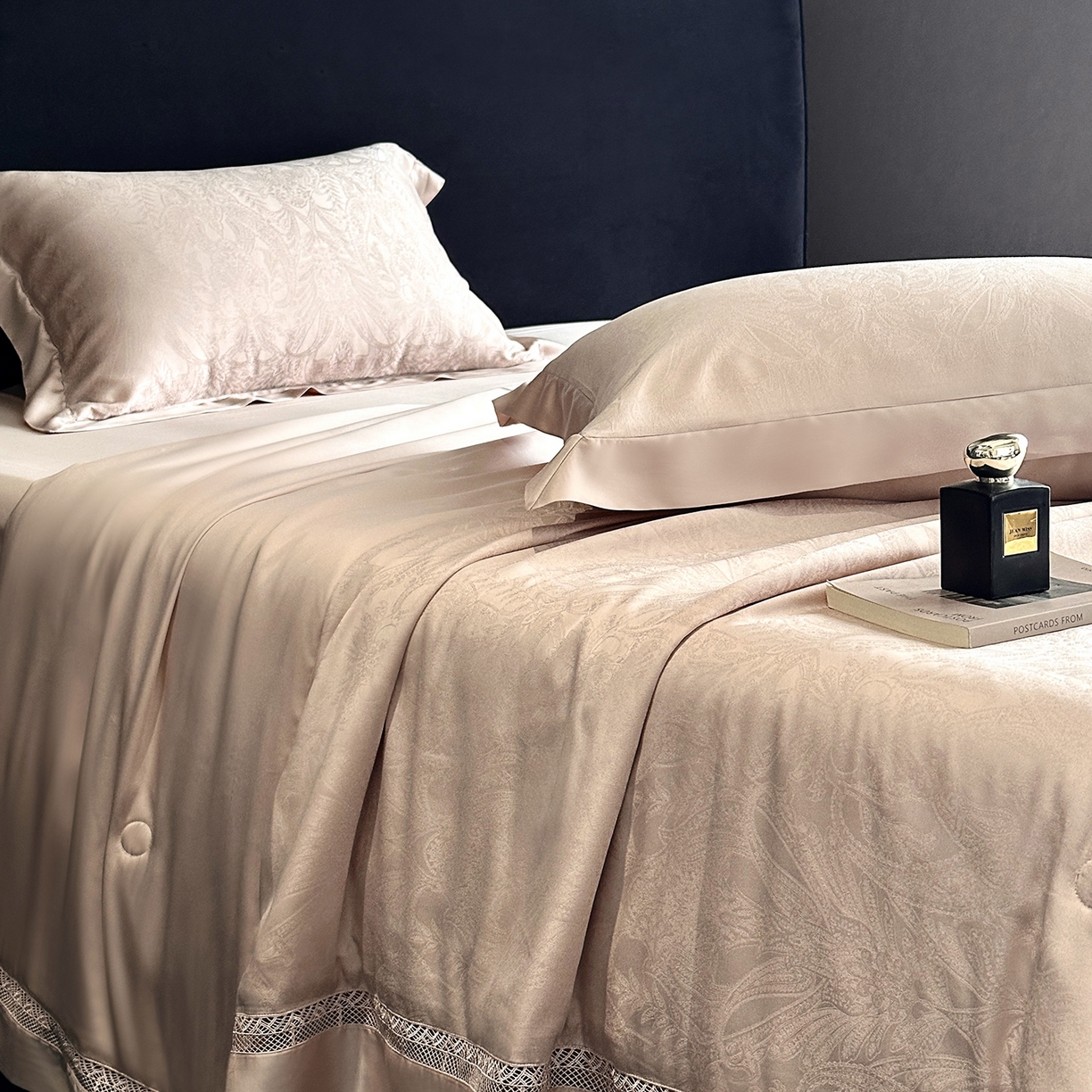 91家纺网 家纺一手货源 找家纺 南通朵美纺织品有限公司 2026新款100支天丝镂空提花斐庭系列夏被四件套 斐庭（粉玉）