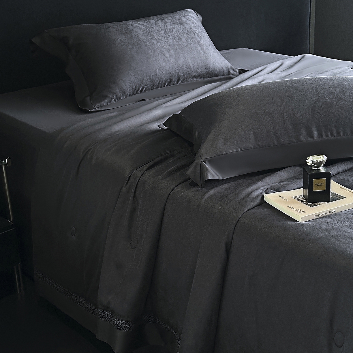 91家纺网 家纺一手货源 找家纺 南通朵美纺织品有限公司 2026新款100支天丝镂空提花斐庭系列夏被四件套 斐庭（黑灰）