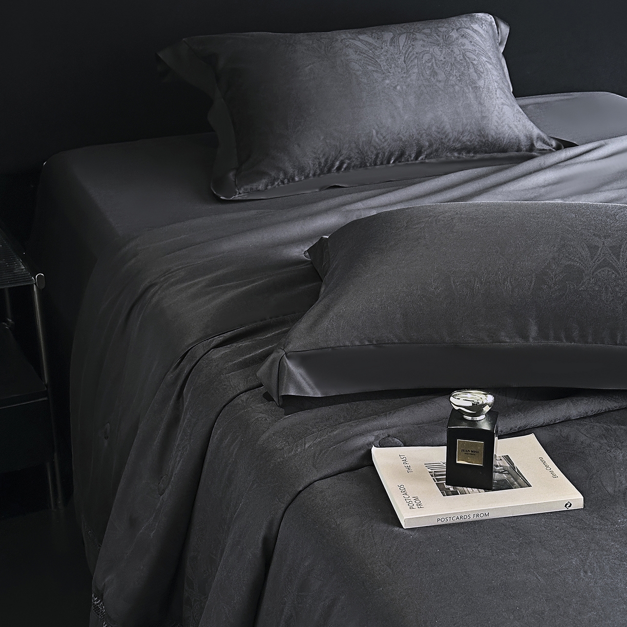 91家纺网 家纺一手货源 找家纺 南通朵美纺织品有限公司 2026新款100支天丝镂空提花斐庭系列夏被四件套 斐庭（黑灰）