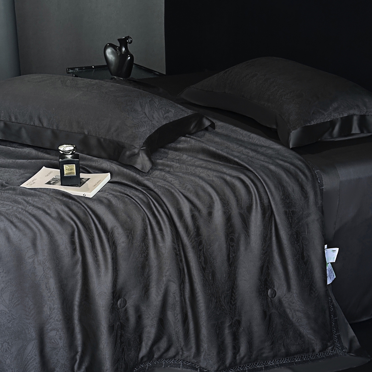 91家纺网 家纺一手货源 找家纺 南通朵美纺织品有限公司 2026新款100支天丝镂空提花斐庭系列夏被四件套 斐庭（黑灰）
