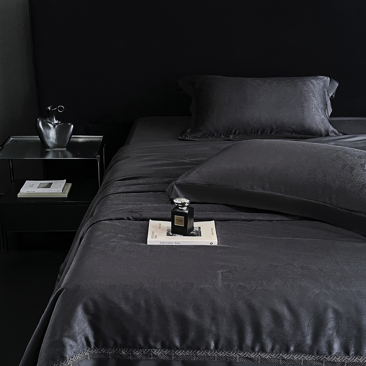 91家纺网 家纺一手货源 找家纺 南通朵美纺织品有限公司 2026新款100支天丝镂空提花斐庭系列夏被四件套 斐庭（黑灰）